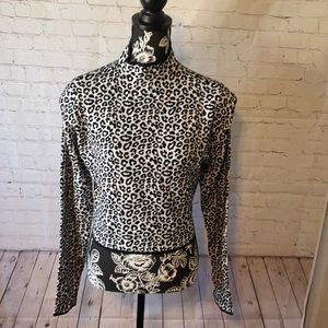 IIC sweater black and White